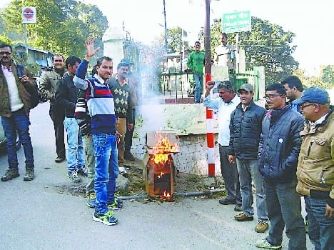 Consumers blew effigy of BSNL